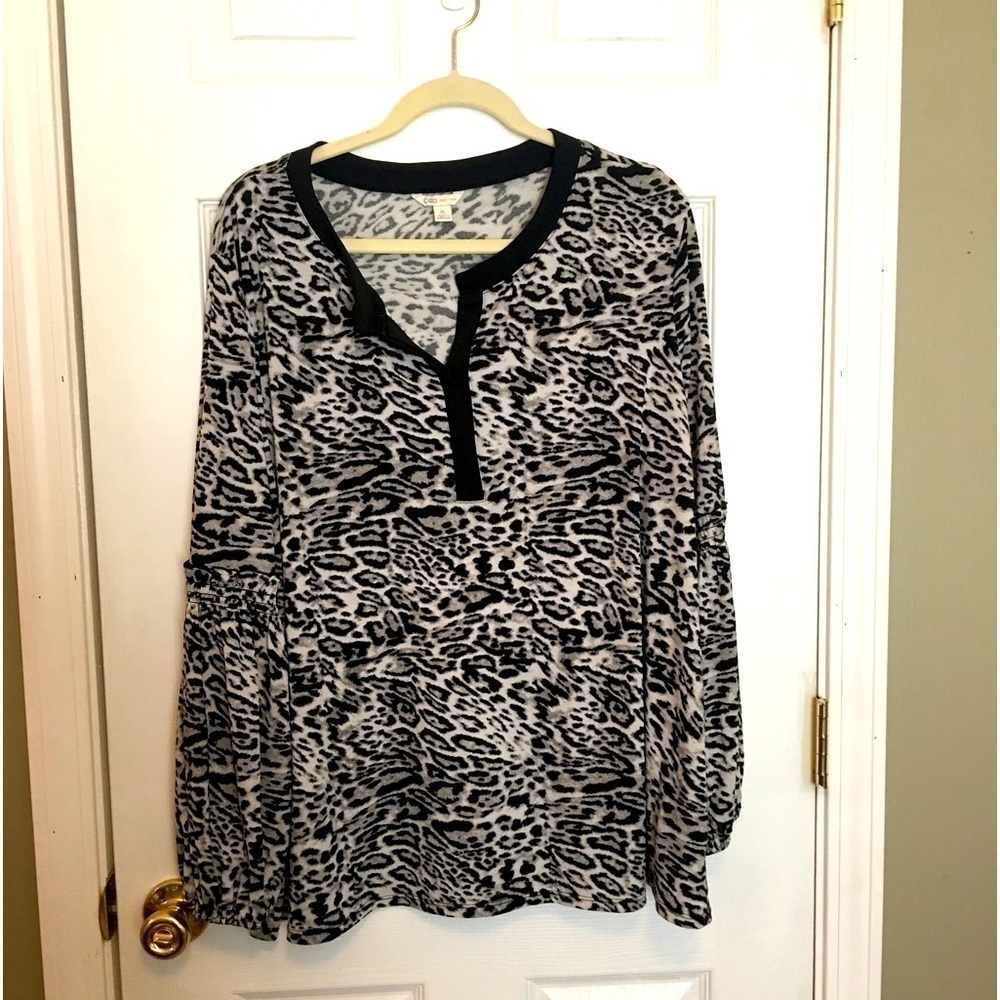 Cato women’s pullover tunic top sz XL Long sleeves v- neck. Animal print.